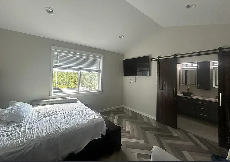 111 E Hemlock Ln — Photo 2