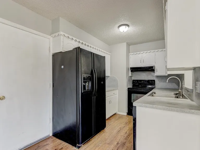 302 N Briarwood St — Photo 5