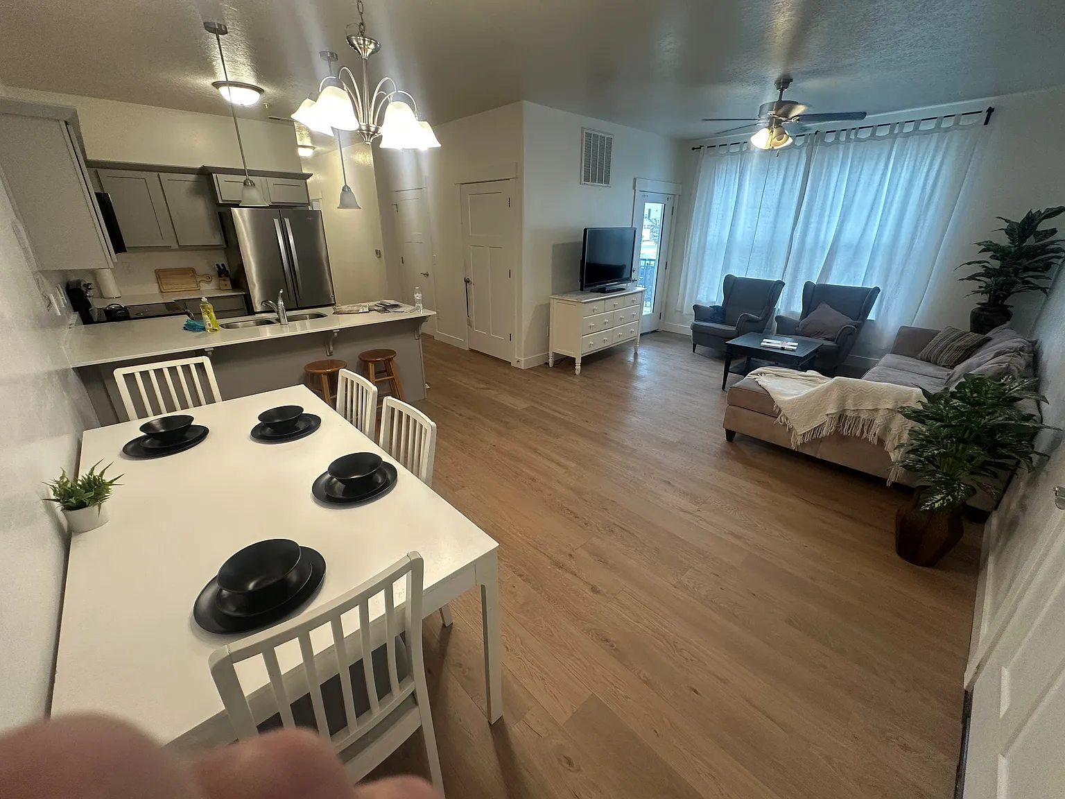 3 bed, 1272 sqft, $1,900 — Photo 4