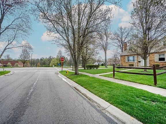3rd image of 7907 Greenbriar Ln