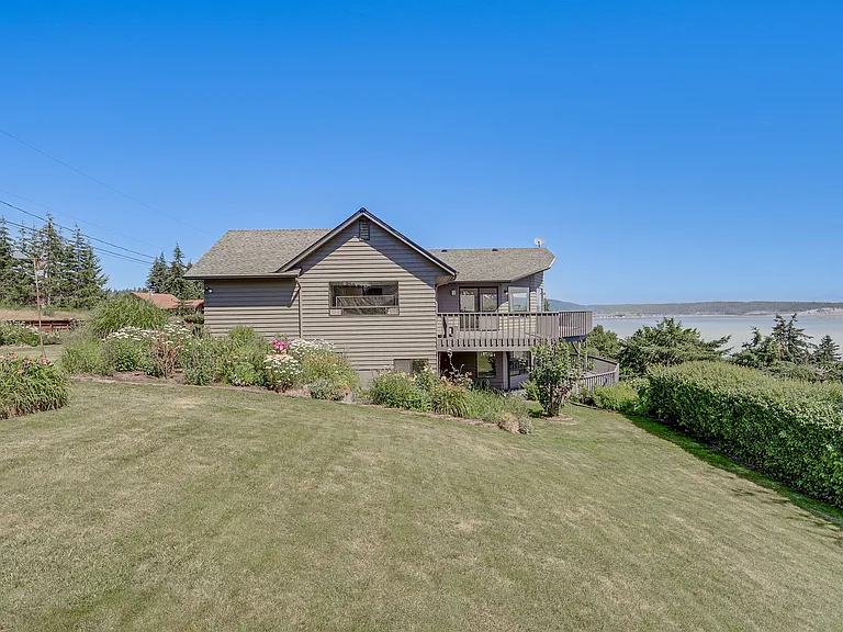 1395 Crestview Dr — Photo 33