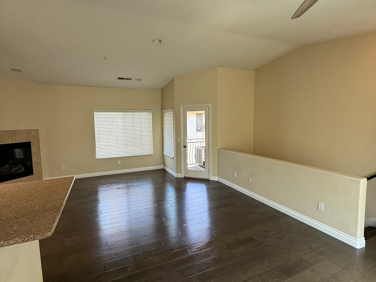 2 bed, 850 sqft, $3,300 — Photo 2