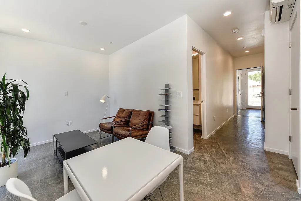 Studio, 400 sqft, $1,395 — Photo 1