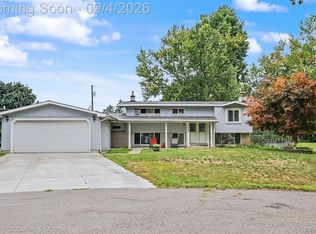 1869 Middle Trail Rd, Commerce Township, MI 48390