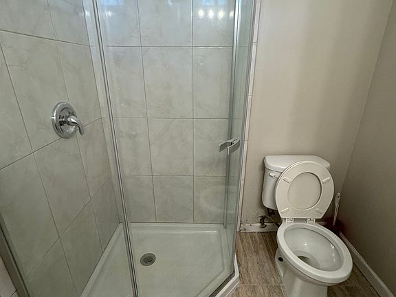 BATH 2 B (INSIDE MASTER BR)