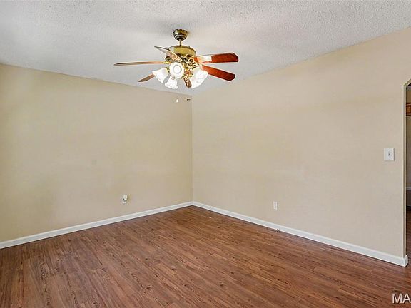 4th image of 25 Country Ln