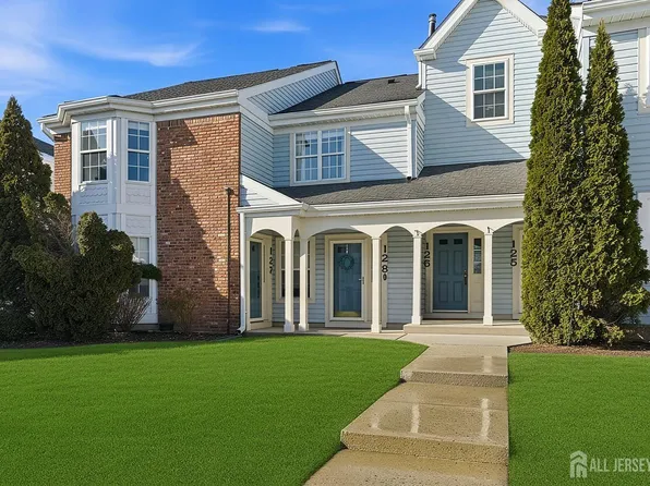 128 Tulip Ln, Freehold, NJ 07728