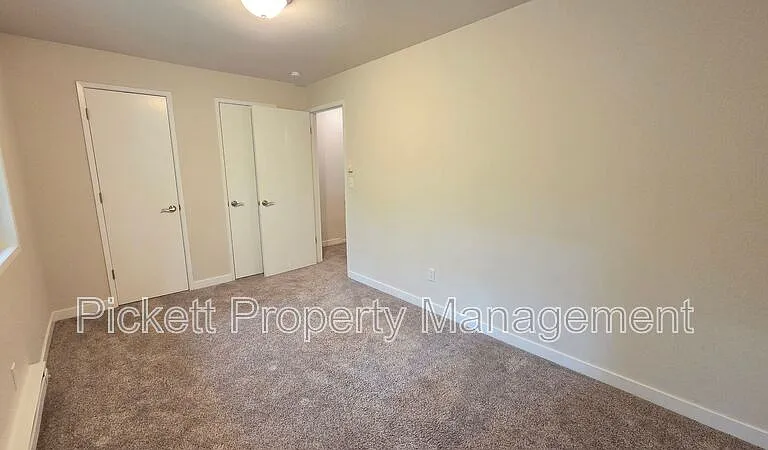 354 NW Edvard St #E — Photo 15