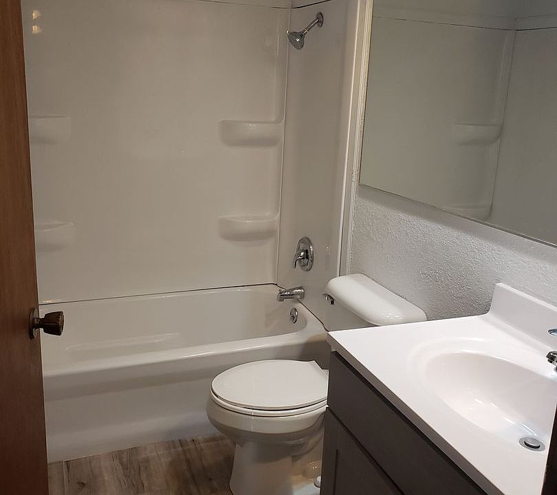 2nd image of 504 4th St S #3