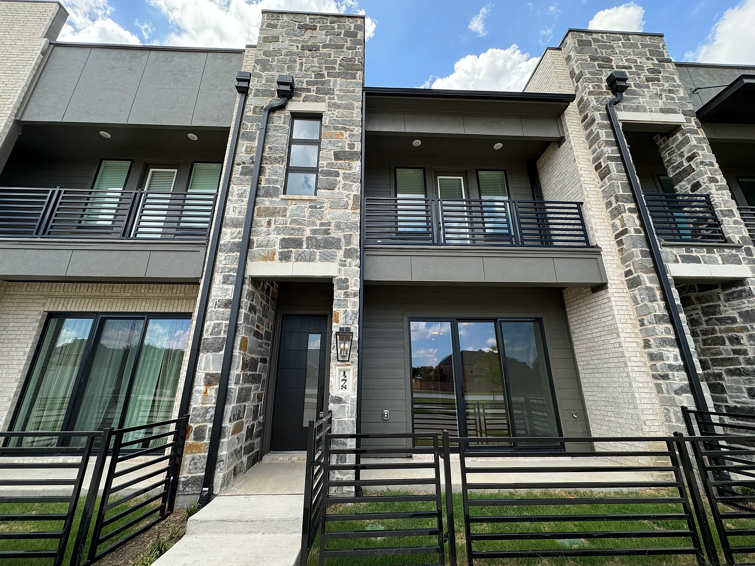 3 bed, 3.5 bath, 2660 sqft, $3,350 — Photo 3