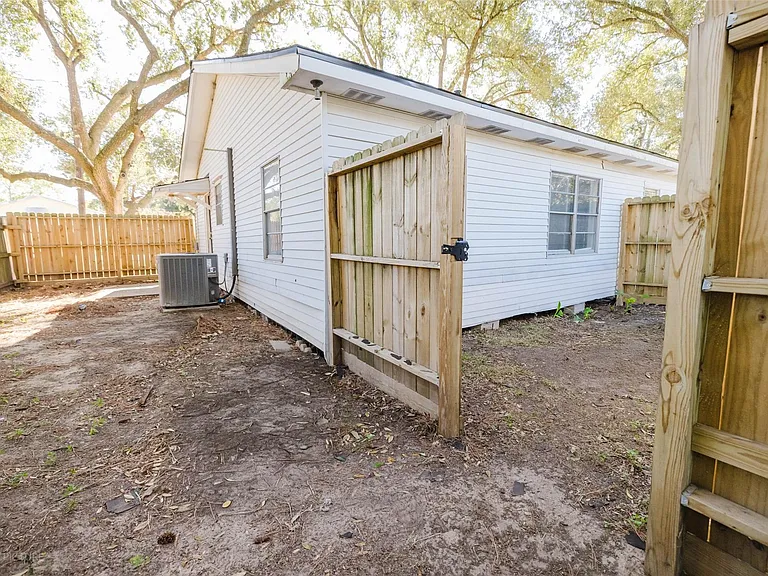 2518 Daugherty St — Photo 15