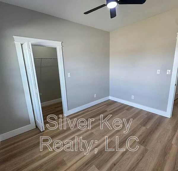 918 Stratford Ave — Photo 4