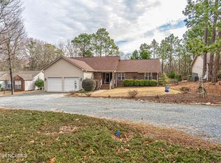 109 Sandspur Ln, West End, NC 27376