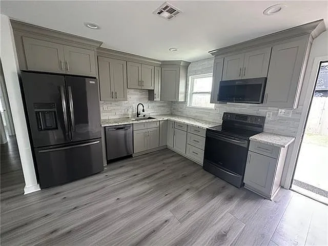 3 bed, 1.0 bath, 1102 sqft, $1,800 — Photo 4
