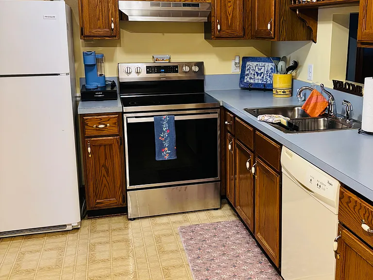 1341 Robinhood Ln — Photo 4