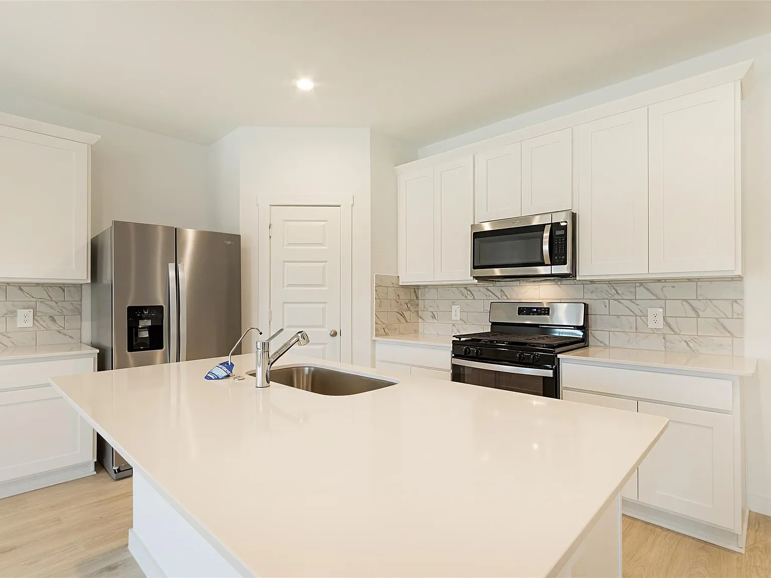 4 bed, 3.0 bath, 2174 sqft, $2,550 — Photo 2