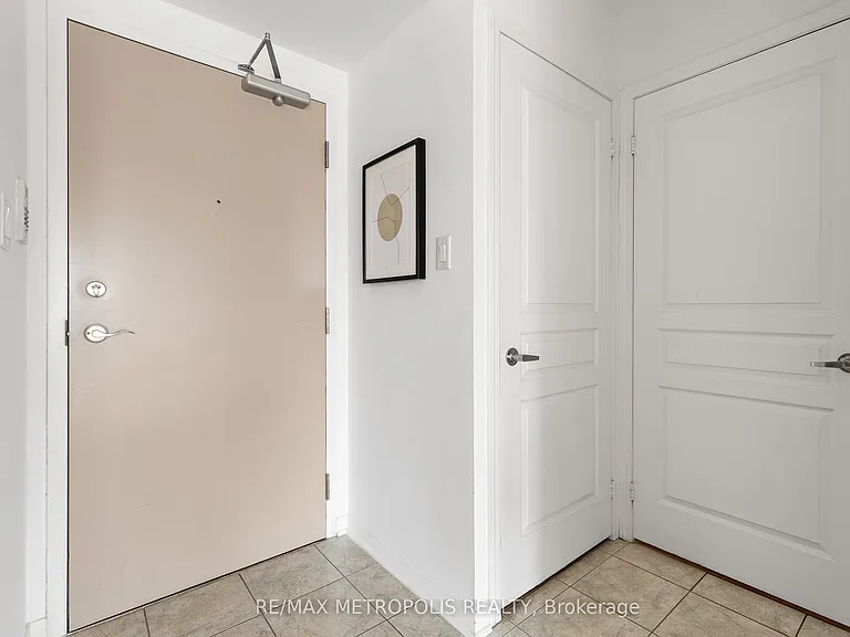2495 Dundas St W #412 — Photo 24