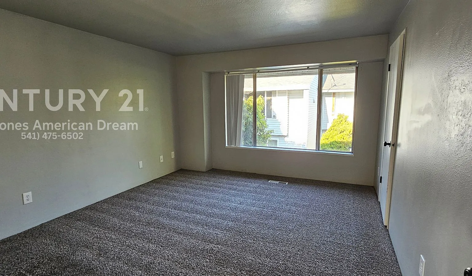 2 Bed, 1.5 Bath Town Home North Medford — Photo 3