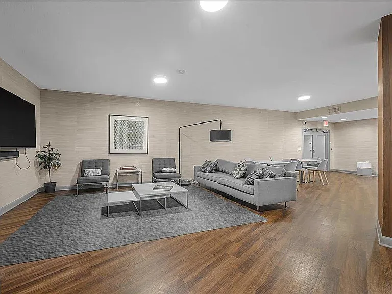 Community/game room (2nd floor)
