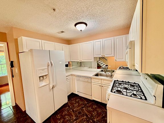 4th image of 191 Prestwick Way #191