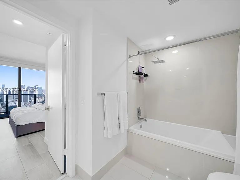 45 SW 9th St #3909 — Photo 17