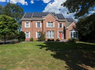 5 Hearthstone Ln, Green Brook, NJ 08812