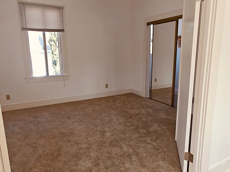 1008 Eagle Ave #1 — Photo 3