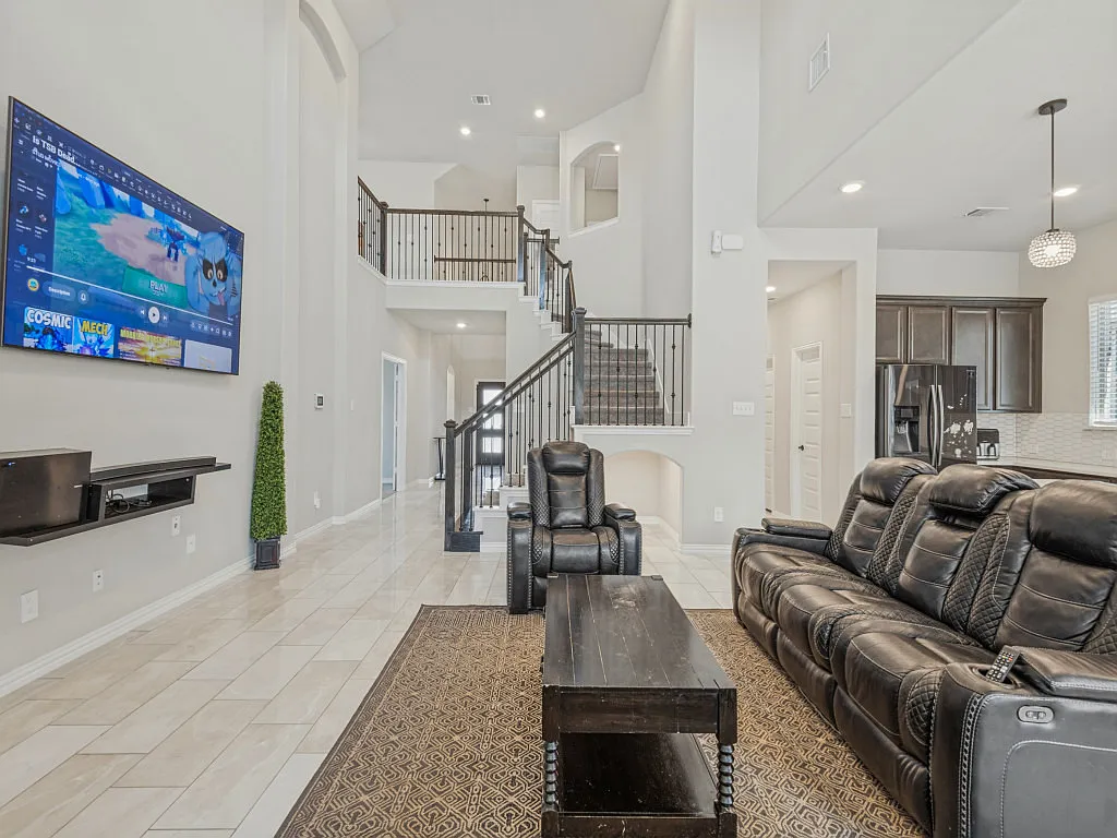 4 bed, 2476 sqft, $3,000 — Photo 3