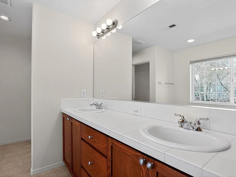 1052 SE Portlandia Ave — Photo 12
