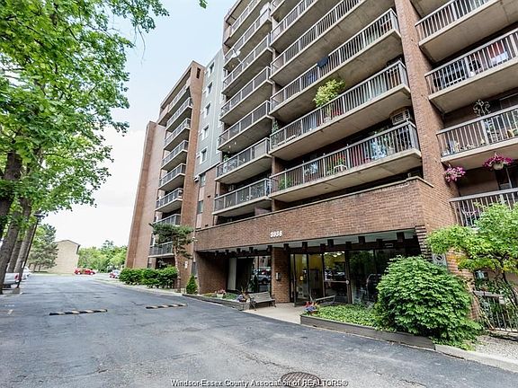 2nd image of 3936 Wyandotte St E #704