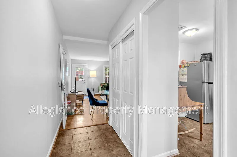 3 bed, 2.0 bath, 1102 sqft, $3,700 — Photo 2
