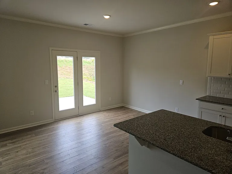 435 Thompson Dr — Photo 5