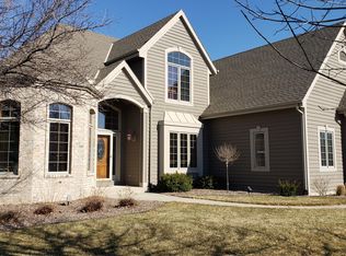 1043 Oak Cir, Pewaukee, WI 53072