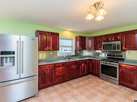 5th image of 134 McLean St