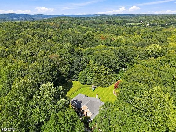3rd image of 39 Ascot Dr