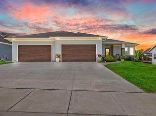 6127 Rapids Ridge Rd NE, Cedar Rapids, IA 52411