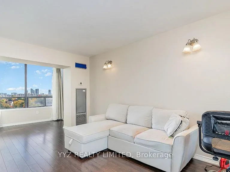 7440 Bathurst St #807 — Photo 4