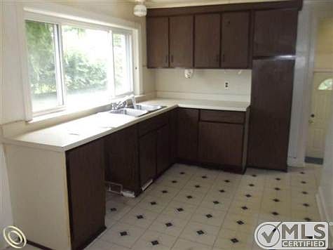 261-943179 KITCHEN 1-1.JPG