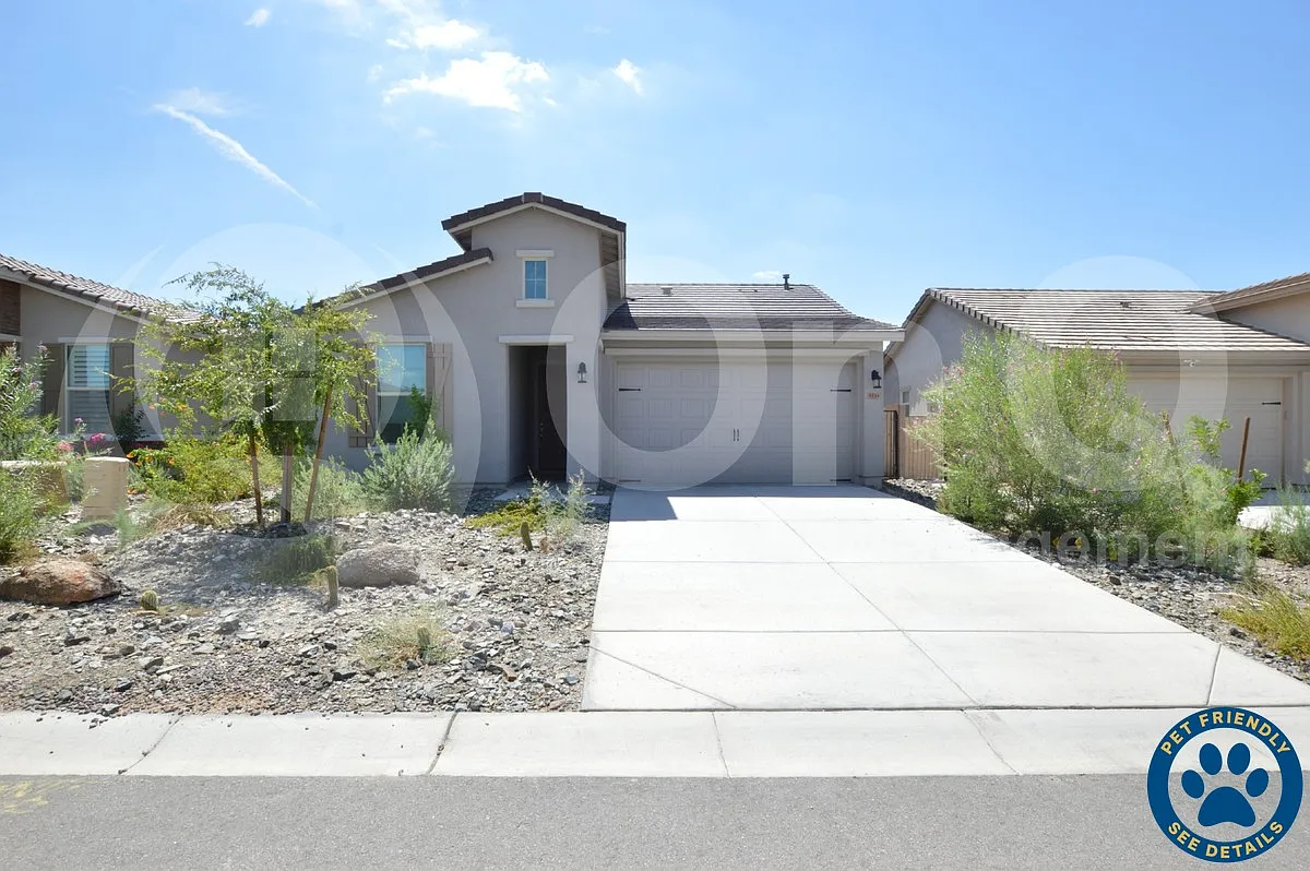 3 bed, 2.0 bath, 1921 sqft, $2,350 — Photo 1