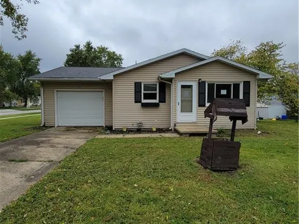 856 Foxcrest Dr, Charleston, IL 61920