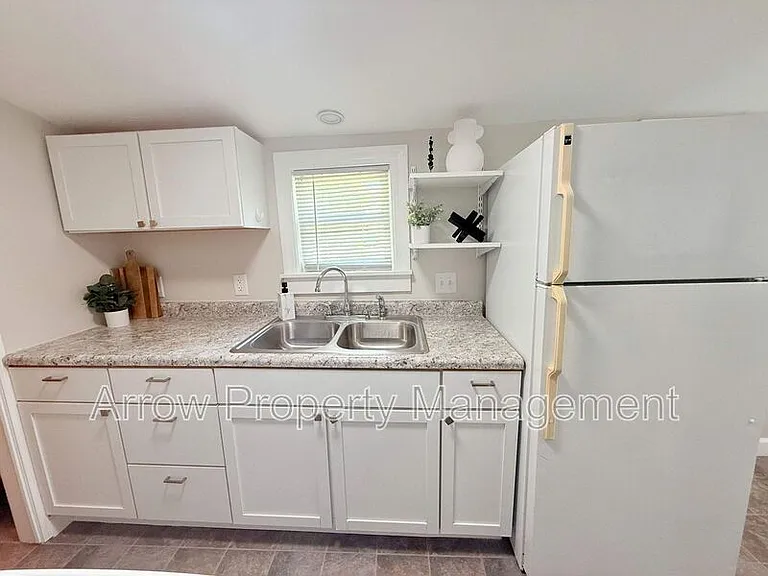 2970 Starr St — Photo 3
