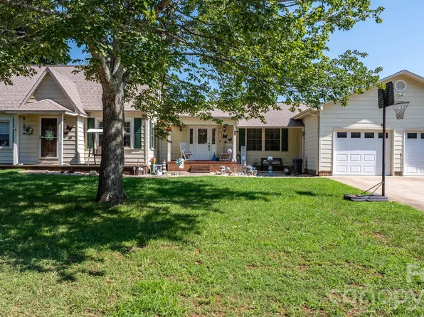 2504 Brentwood Cir, Lenoir, NC 28645