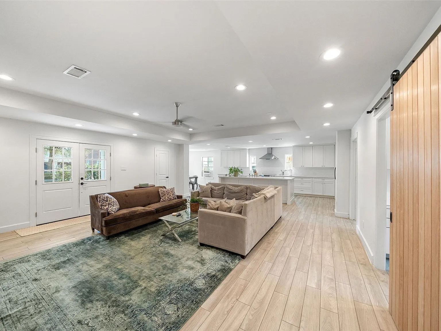 3 bed, 2.0 bath, 2262 sqft, $3,500 — Photo 3