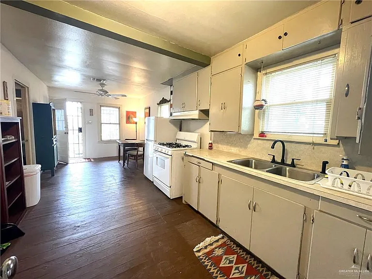 207 W Clark Ave — Photo 8