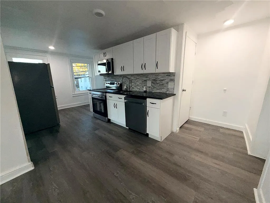 3 bed, 1.0 bath, 736 sqft, $2,500 — Photo 3