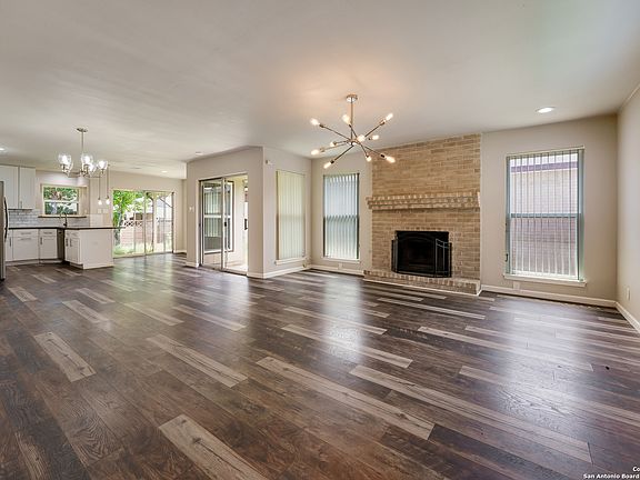 3rd image of 709 Meadow Arbor Ln