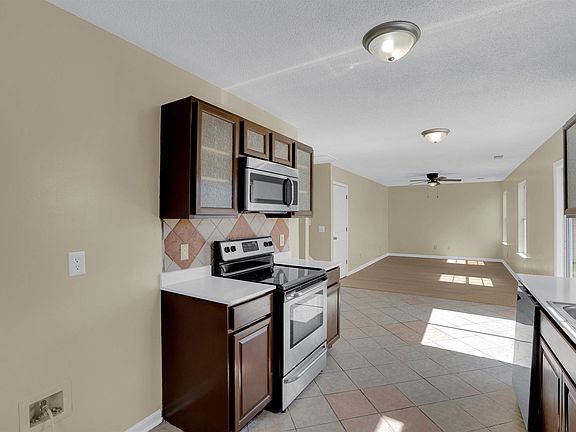 3rd image of 112 Fox Grove Cir
