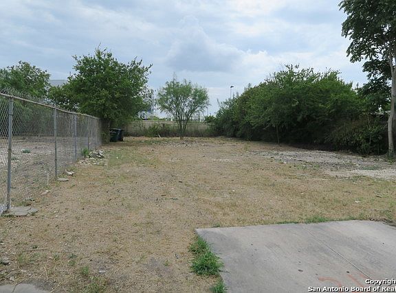 5th image of 214 Rehmann St