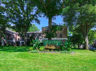 2 Terrace Cir APT 1A, Great Neck, NY 11021