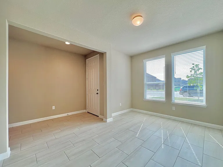 1606 Misty Elm St — Photo 4